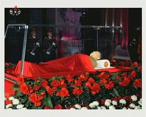 当地时间12月20日，朝鲜中央电视台播出了金正日遗体的画面。（视频截图）