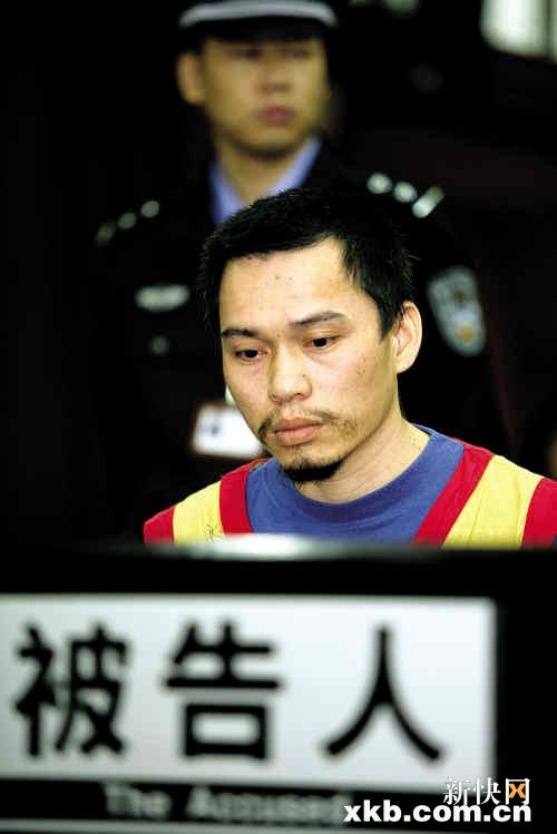 宣判结束后,陈周佳的父亲步出法庭,满脸悲伤.孟祝斌/摄