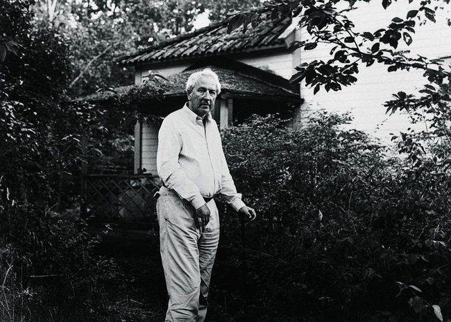 特朗斯特罗姆在自己位于波罗的海龙马屋岛的夏季别墅蓝房子外散步