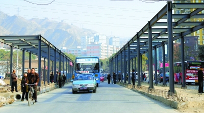 兰州市安宁区培黎广场快速公交站点建设已具雏形.本报记者陈明哲