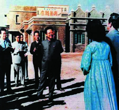 资料图 一九八零年九月金正日在东平壤露天摄影棚视察，现场指导革命电影《朝鲜之星》拍摄