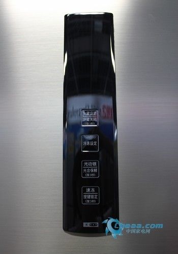 冷藏室设有可移动隔板及透明抽屉，门架上还有密封盒及储蛋盒等，分类储存更加省心。