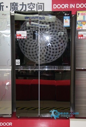 LG冰箱GR-M307QGN的镜面外观设计独特，使冰箱变成了家中的第二面穿衣镜，无论放在厨房还是客厅中，都会给爱美的女性带来惊喜。