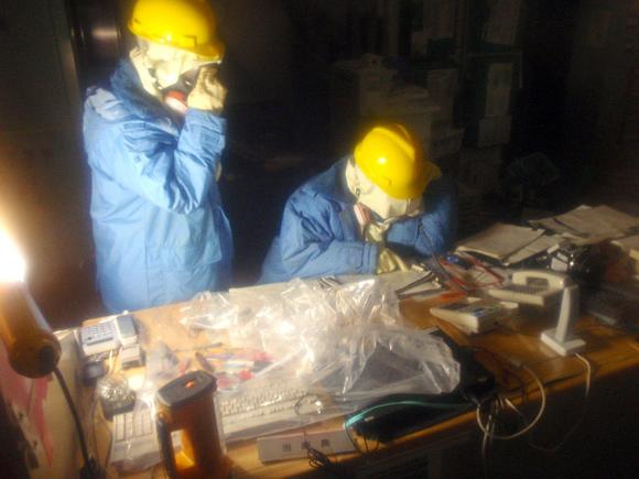 工作人员在福岛核电站内检查设备资料图