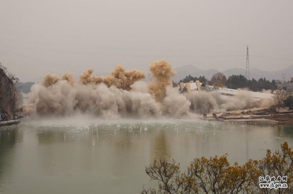 国内首座转体板拉桥沱江大桥成功爆破(组图)