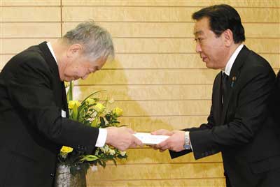 26日，东京，日本首相野田佳彦（右）接受福岛核电站事故调查委员会主席畑村洋太郎的调查报告