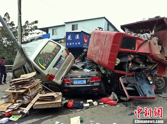 贵阳市区一大型货车失控 冲撞多辆车致2死11伤(图)