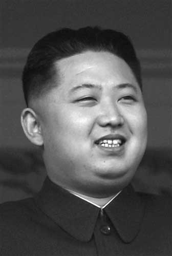 根据金正日去年10月8日遗训被推举为朝鲜人民军最高司令官的金正恩。