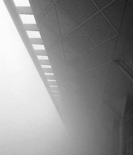 西安北客站笼罩在大雾中