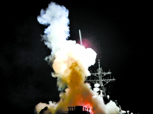 远程轰炸、巡航导弹打击，是美军现代战争最主要的打击手段之一。图为今年3月，美国海军舰艇向利比亚发射战斧式巡航导弹