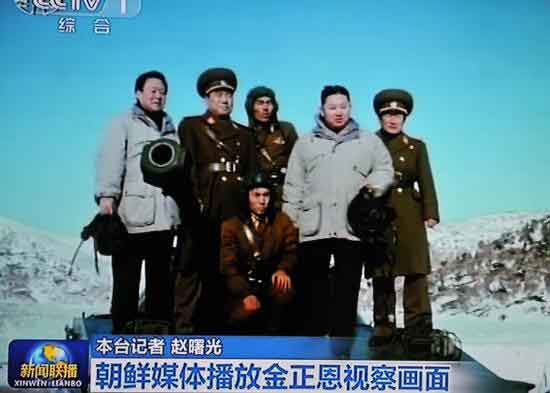 1月8日,朝鲜国家电视台播放了继任领导人金正恩驾驶坦克以及他视察射击演习的画面。自朝鲜前最高领导人金正日逝世后,朝鲜已确立金正恩朝鲜劳动党和人民军的领导地位,他已表示将继续贯彻“先军政治”。(电视截图)