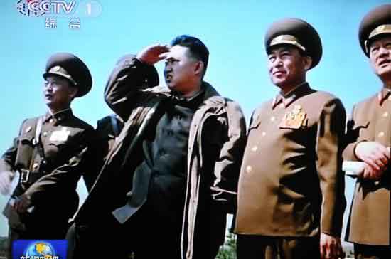 1月8日,朝鲜国家电视台播放了继任领导人金正恩驾驶坦克以及他视察射击演习的画面。