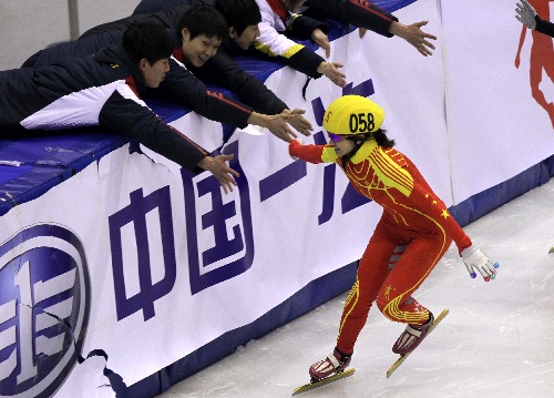 图文短道女子1000米张起超夺冠接受队友祝贺