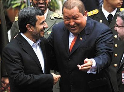 伊朗总统内贾德（左）访问拉美时与委内瑞拉总统查韦斯相谈甚欢