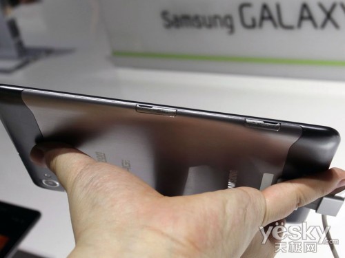 三星GALAXY Tab 7.7平板电脑的接口部分