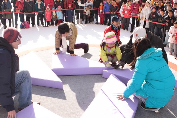 組圖:冰雪節遊戲精彩紛呈 七巧板遊戲全家上陣