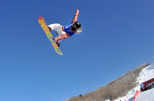 組圖:單板滑雪選手飛躍陽光 騰空動作酷勁十足