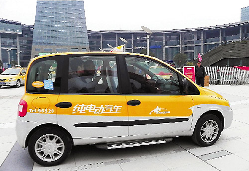 011年1月26日,杭州市30辆电动出租车开始载客上路. 龙巍 摄