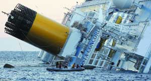 “科斯塔·康科迪亚”号游轮触礁后船体倾斜。