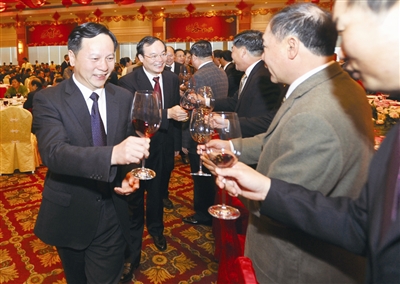 徐建华,袁宝成,李毓全,姚康,黄双福等市几套班子领导以及各界人士代表