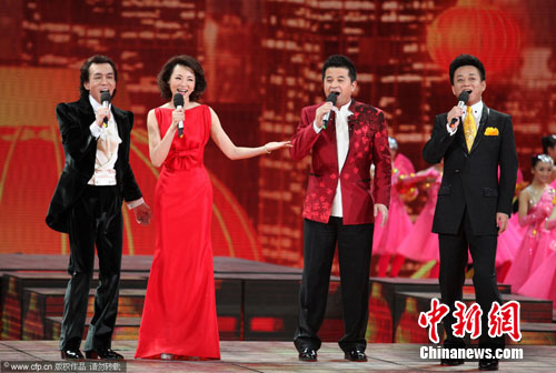 2012央视春晚现场：主持人李咏、董卿、毕福剑、朱军 cfp/CFP 摄 图片来源:CFP视觉中国