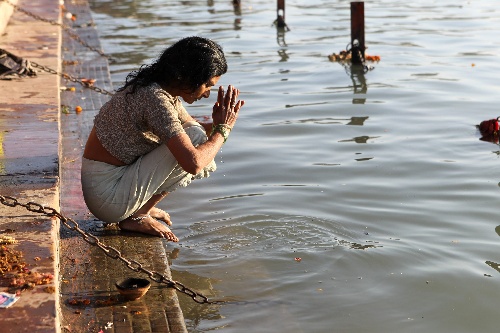 组图:印度教信徒在恒河沐浴