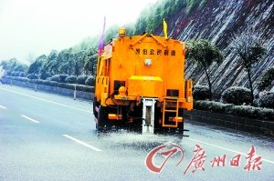 工程车正在京珠北高寒路段撒融雪剂。