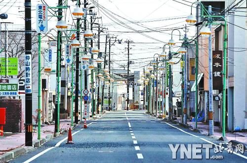 位于福岛第一核电站20公里隔离区内的富冈町商业区空无一人