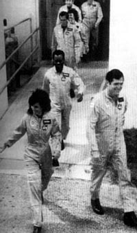 “挑战者”号航天飞发射。这是登机前的7位宇航员。 