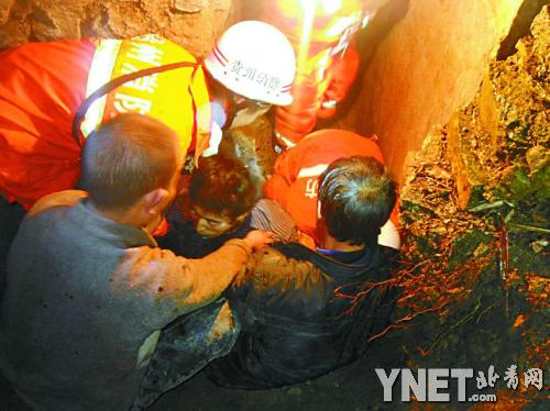 山体垮塌村民被埋 贵州消防夹缝救援