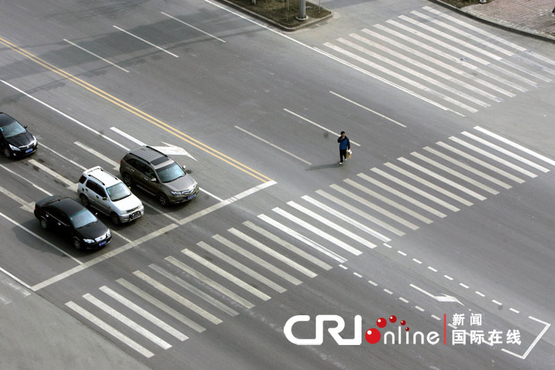 咸阳市世纪大道与李斯路什字路口,马路上南北两段人行横道线被分为