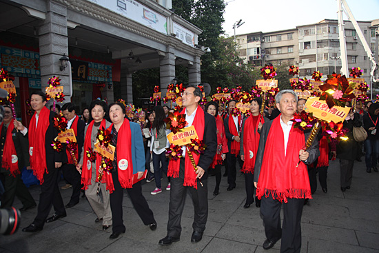 四面大旗招展,中國紅十字會常務副會長趙白鴿,救起小悅悅的好人陳賢妹