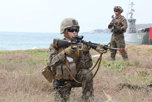 海軍陸戰隊員成功登陸後,大型運輸艦開始輸送步兵和重武器.