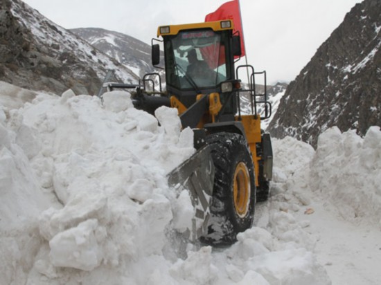 武警交通二支队全力投入西藏聂拉木雪灾抢险(1(组图)