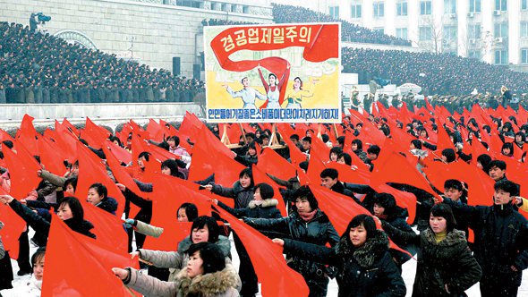 2012年1月3日，平壤市民在金日成广场集会，决心贯彻朝鲜劳动党中央政治局决议。