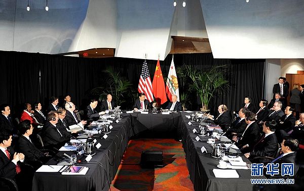 2月17日，中国国家副主席习近平与美国副总统拜登在洛杉矶共同会见出席中美省州长见面会的两国省州长。新华社记者谢环驰摄