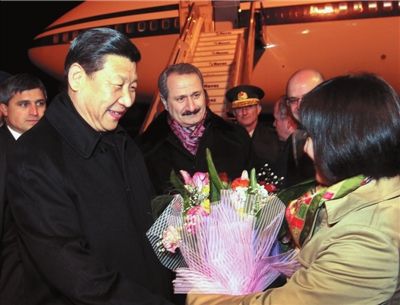 习近平抵达安卡拉，中国驻土耳其使馆女青年向习近平献花。新华社发