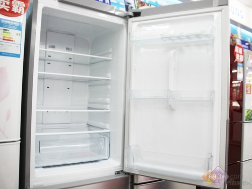 这款冰箱选用无霜技术，可以有效的减少食物的粘连，而且不结冰、不变色，更容易被分辨。同时箱内不结霜，省去了您打扫的烦恼，让您随时能取到自然新鲜的果蔬。