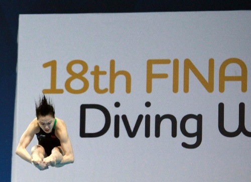 图文:何姿/吴敏霞进决赛 吴敏霞比赛瞬间