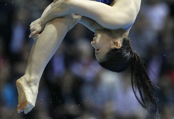 图文:跳水世界杯女子3米板决赛 何姿屈体特写
