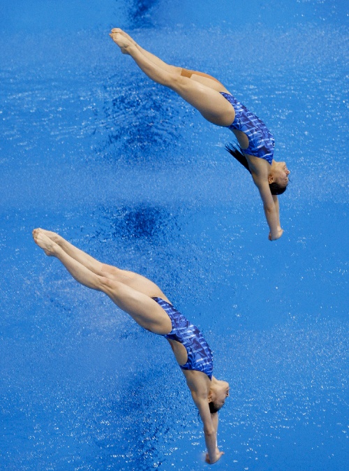 图文跳水世界杯女双3米板预赛中国组合入水