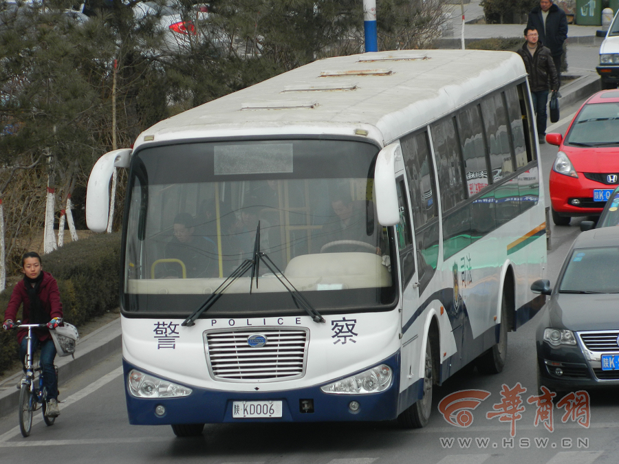 2月24日，套牌警车在榆林市区行驶 本报记者贺静静摄