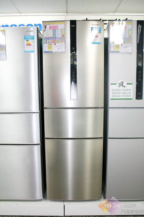 松下NR-C29WX1-N的内部容积达到了291L，超大容量满足时下家庭的使用需求。是一款表现不错的三门冰箱。