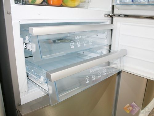 时下比较流行的全风冷无霜技术也被应用在这款冰箱的内部，带来较为清爽的存储空间。为了方便使用者，这款冰箱还应用电脑三循环