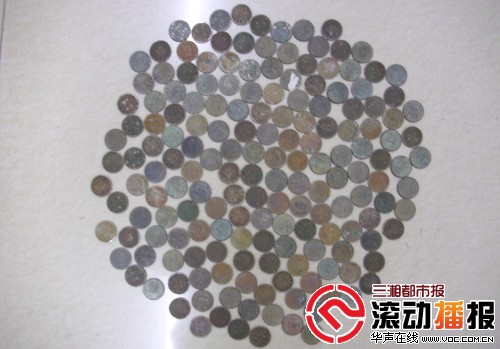就是这些地摊上叫价5元一枚的钱币，骗回了100万元。