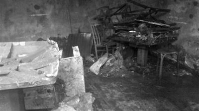 昨日，起火平房内被烧坏的家具。本报记者 孟祥超 摄