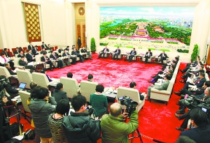 昨天，十一届全国人大五次会议北京代表团在人民大会堂举行全体会议，审议政府工作报告。会议室打开大门，全程向媒体开放。