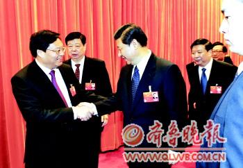 山东代表热烈欢迎习近平参加山东代表团审议。大众日报记者房贤刚摄