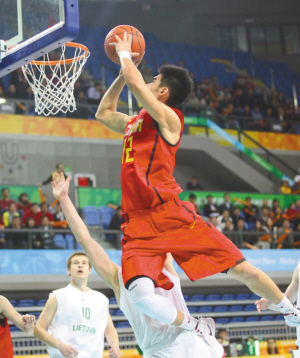 被业内称作“小王仕鹏”的高尚在比赛中上篮。