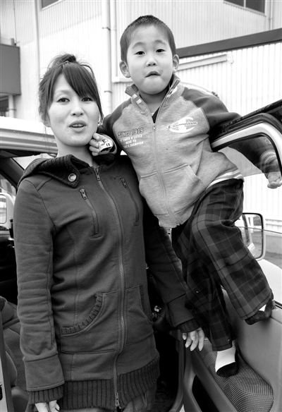 1月27日，杉本裕子与儿子接受媒体采访。